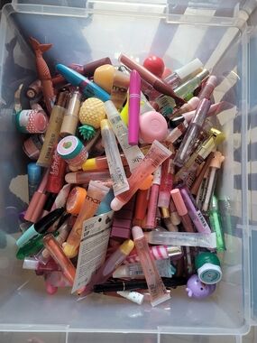 Makeup- Misc. 20 Piece Surprise Grab Bag